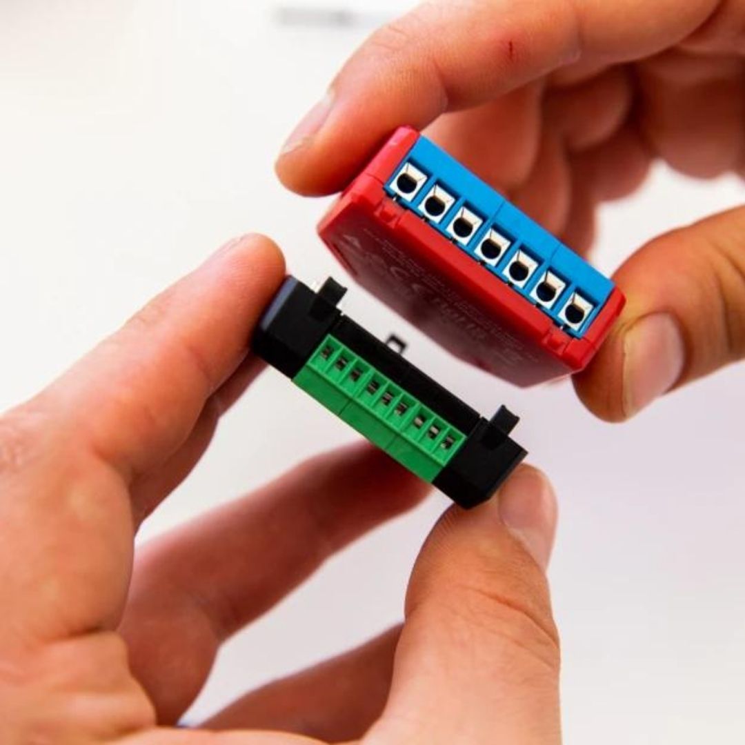Shelly Plus AddOn. For Shelly Plus devices, use DS18B20, DHT22 sensors, analog and digital input.