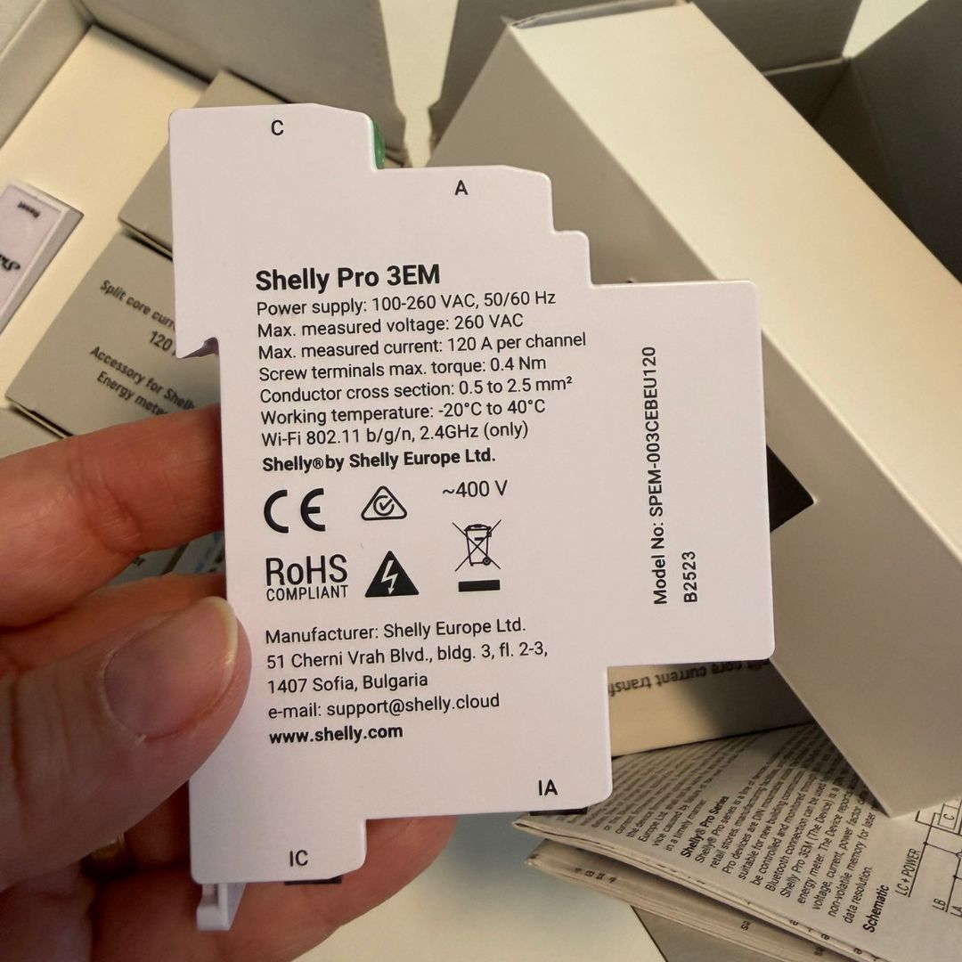 Shelly Pro 3EM. Medidor de energía trifásico inteligente para riel DIN. Conexión Wi-Fi, LAN y Bluetooth
