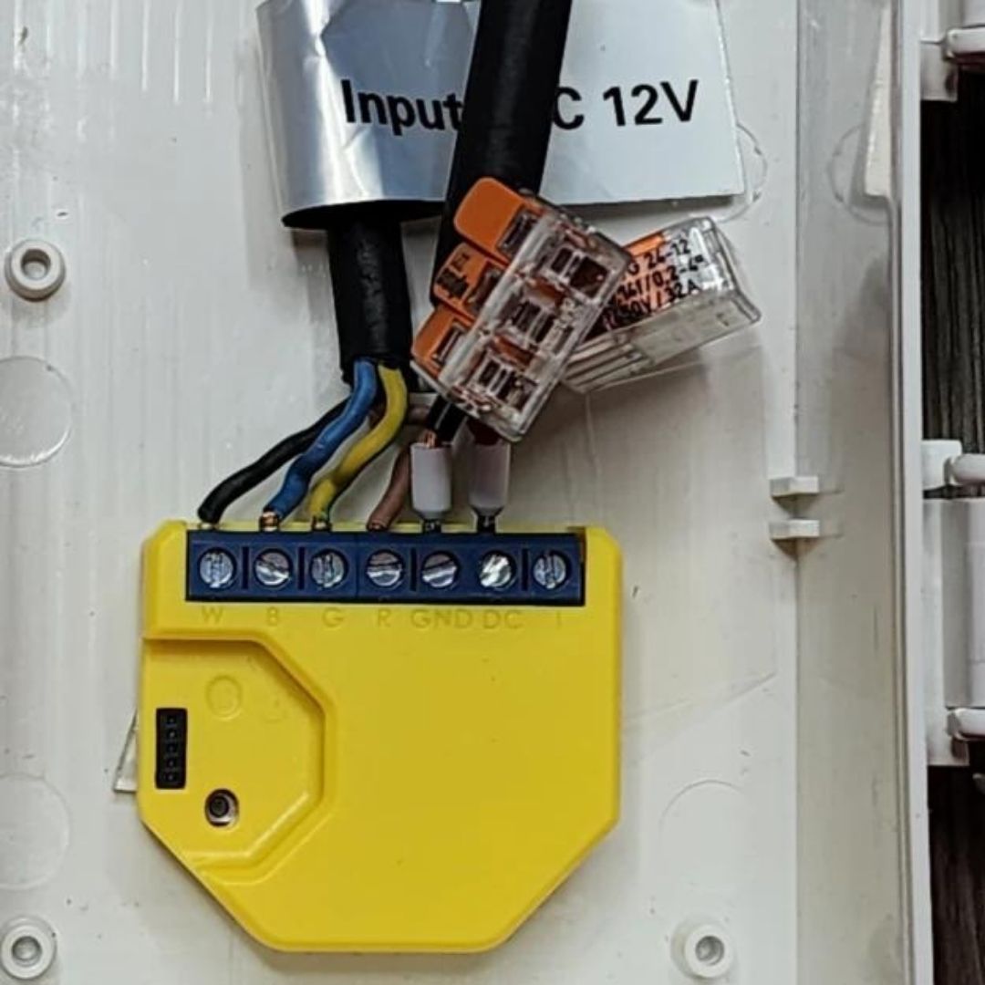 Shelly RGBW2. The smallest smart Wi-Fi solution for any LED strips. RGB+W, 4x single color LED strips or any LED dimmable lights (Open Box)