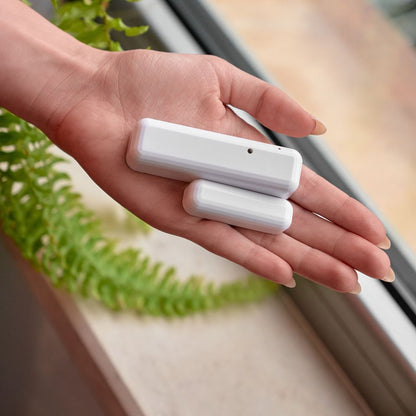 Shelly Smart door & window sensor white on one hand.