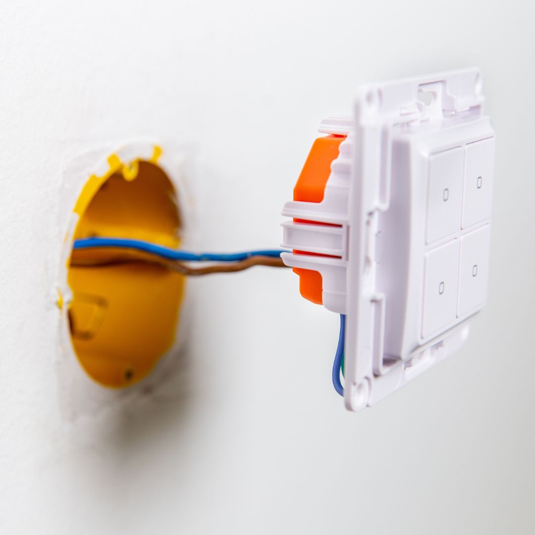 Shelly Plus I4. Controlador de 4 entradas digitales operado por Wi-Fi para escenas inteligentes y control de acciones mejorado.