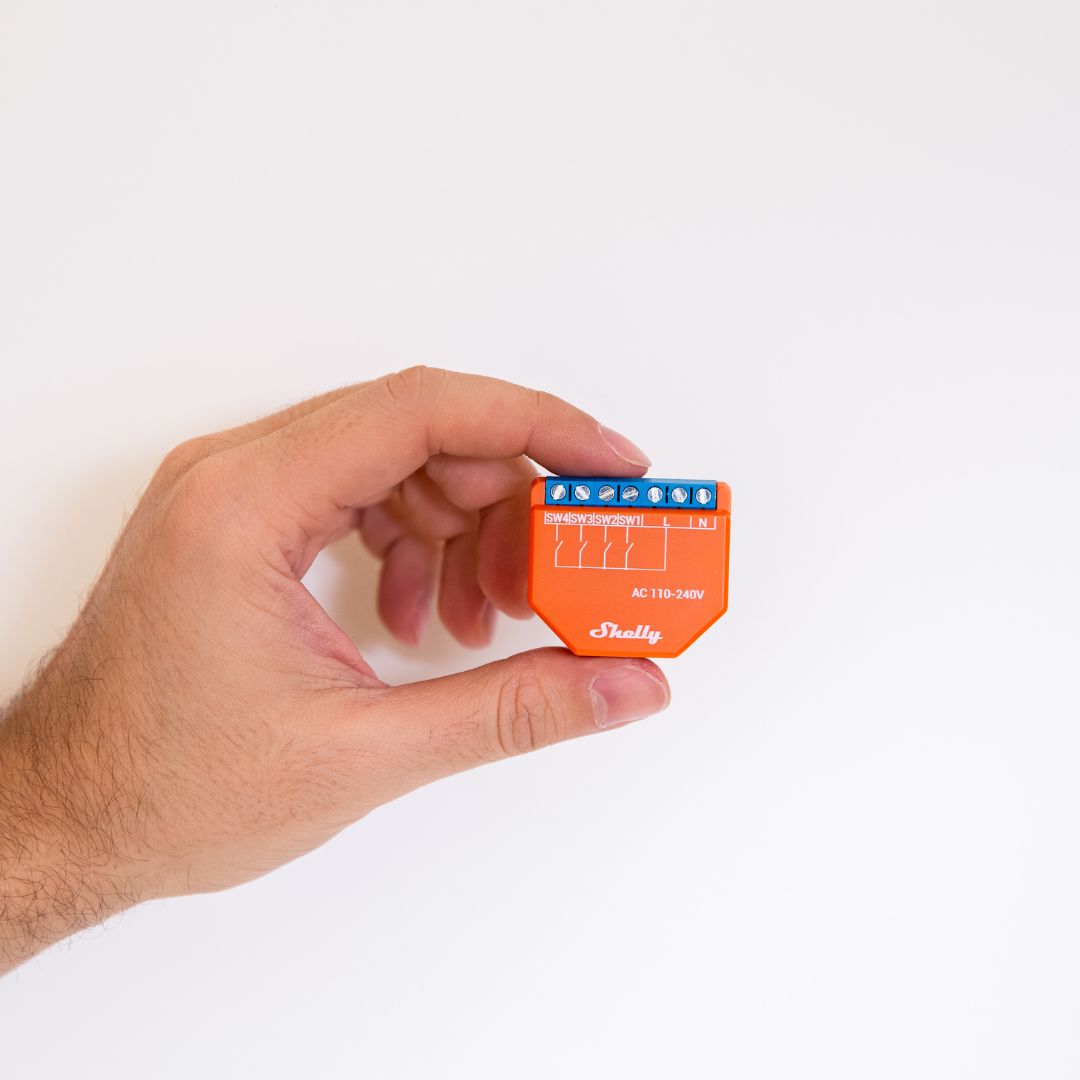 Shelly Plus I4. Controlador de 4 entradas digitales operado por Wi-Fi para escenas inteligentes y control de acciones mejorado.