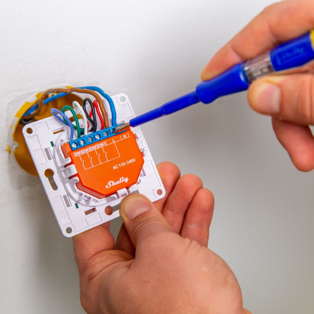 Shelly Plus I4. Controlador de 4 entradas digitales operado por Wi-Fi para escenas inteligentes y control de acciones mejorado.