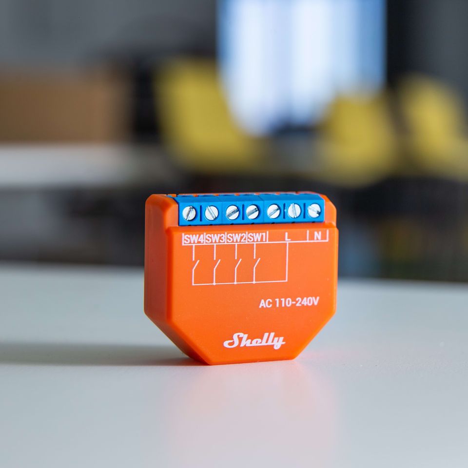 Shelly Plus I4. Controlador de 4 entradas digitales operado por Wi-Fi para escenas inteligentes y control de acciones mejorado.