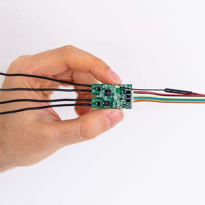 Shelly UNI. El mas pequeño Rele universal inteligente operado por Wi-Fi. Funciona con AC y DC. Apto para Automatización de Camper